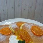 ちゅら海カフェ かふぅ - タンカンパンケーキ（クリームチーズ入り生クリームかけ）※季節限定