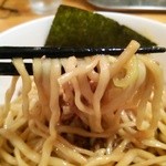 中華そば 閃 - 限定煮干しあぶらそば　麺リフト