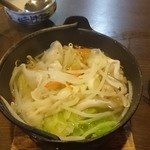 Izakaya Chacha - 餃子鍋。野菜たくさん。味付けは鳥だし塩胡椒。
                      