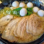 横濱家系ラーメン 幸家 - 料理写真:チャーシュー麺￥1250+うずら（クーポン無料）