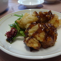 中国料理 梨杏 - 鶏もも肉の唐揚げ 黒酢ソースがけ