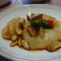 中国料理 梨杏 - 笠イカとナッツの甘辛ソース炒め