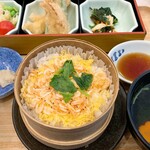 夢庵 - 料理写真:由比の桜エビを待ちきれず。春らしいメニューを目にして即オーダー。えびしんじょのおつゆも美味しいし天ぷらにはまだ早い筍もあってうれしい。どうせ芋天と思って口にしただけによろこび。