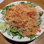大漁酒場 魚樽本店 - スモークサーモンとパリパリ麺のサラダ