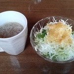 グリル マリノ - インディアン ステーキのスープとサラダ