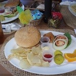 Coco Palm Garden Beach - 昼食のハンバーガー