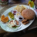 Coco Palm Garden Beach - 昼食のハンバーガー