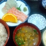 まる信 食堂 - サーモン、真鯛の二点盛り、ご飯大盛