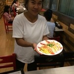 MARUGAME SEIMEN - ｵﾑ焼うどんﾎﾟｰｸ139ﾊﾞｰﾂ、席まで持ってきてくれました