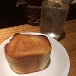 ボンマルシェ食堂 - 付き出しのパン。アッツアツです♪