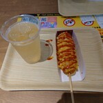 ジョンノ屋台村＆ネネチキン - ジムビームハイボール、ポテトモッツァレラ米ハットグ