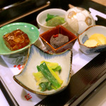 Sakeariki Sakana Yoichi - お通し
                        葉玉ねぎのヌタ
                        河豚煮凝り
                        小松菜お浸し
                        慈姑チップ
                        黒豆茶巾絞り
                        