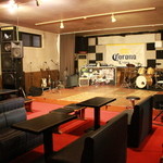Kom Bi Tsu - 広いステージと演奏機材、DJブース、プロジェクターも有ります。
