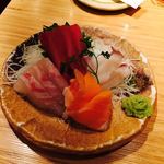 新宿っ子居酒屋 とととりとん - 刺身盛り合わせ。特別に4天盛りにしてくれた。