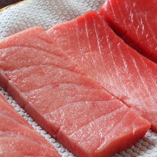 国産本マグロの本鮪丼や鯛かぶと煮など、鮮魚が主役の料理