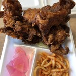 ペコペコ亭 - 唐揚げ弁当：６８０円、唐揚げの下にスパゲッティとお漬物が隠れていました！