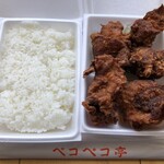 ペコペコ亭 - 唐揚げ弁当：６８０円（容器からはみ出てます！）