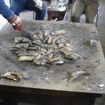 かき焼 かまくら まるふ - 牡蠣を焼く鉄板