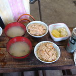 かき焼 かまくら まるふ - 牡蠣ご飯と味噌汁漬け物が付きます