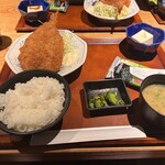 渋三魚金 - アジフライ定食　アジフライの下にカニクリームコロッケ有り