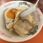 白龍 - 目玉焼きの下に焼豚が敷き詰められています。