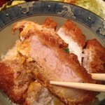 とんかつ やまいち - 肉厚なロースかつの断面