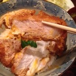 とんかつ やまいち - 肉厚なロースかつの断面