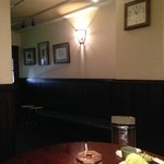 とんかつ やまいち - 中央の卓は5名掛席