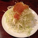 とんかつ やまいち - ドレシングを掛けたキャベツ