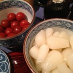 とんかつ やまいち - 卓上の梅＆らっきょう