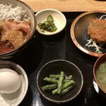 巣立つ魚金 - トロビンチョウマグロ、カツオ、しらす丼.  ランチ1000円