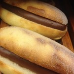 手作りパン工房　ウ―の森 - ＜生チョコクリーム＞
クッキー生地をのせたふわふわパンに自家製生チョコクリーム入り￥148
