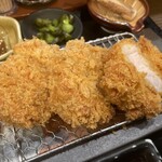 黒かつ亭 - 右がロースカツ、左と真ん中がヒレカツです