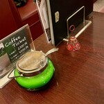 オリンピア - 店内2 緑のシュガーポットと赤い呼び鈴