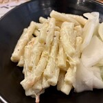 うどん大文字  - 取り分けたマカロニサラダと大根漬け