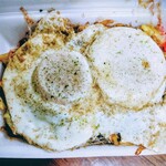 お好み焼き・焼きそば　たかやま - 月見焼きそば　鰹節粉がたっぷりふられてます