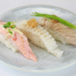 廻るすしざんまい - 炙り三貫盛 炙りサーモン、炙りえんがわ、炙りとろ