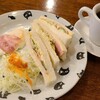 ツバイＧ線 - サンドモーニング(税込750円)
①ハム&胡瓜&千切り甘藍のサンドイッチ②千切り甘藍&針人参のサラダ③半熟ベーコンエッグ
お飲み物《セットドリンク》①HOT珈琲【サイフォン式】