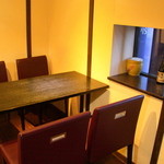 shunsemmikiraku - テーブル席の他、オープンキッチン前のカウンター、掘りごたつの座敷もあります。