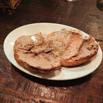 Grilled Meat Bal Taiju - 大山鶏の白レバームースのクロスティーニ(680円)