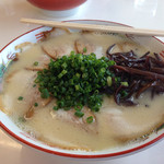長崎楼 - 2013年8月24日 チャーシューメン大盛り
      ネギたっぷりです。ここのネギは新鮮です。
      このネギは息子も食えるそうです。笑