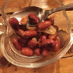 ミルミレ - お通しはピーナッツのニンニク生姜炒め
