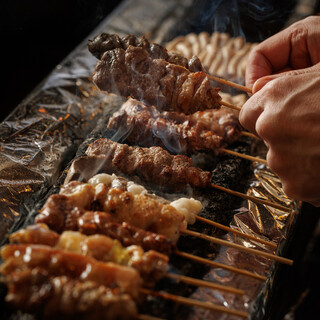 炭火で豪快に焼き上げる、自慢のもつ焼！！
