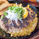 カナダ館 - 300gはありそうなハンバーグでした。