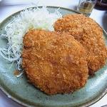 とんかつ美よし - メンチカツ定食　550円。ジューシーで大きめのメンチカツが2個。満腹になります。