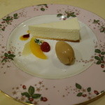 フランス料理 ビストロ・ド・リヨン - （デザート・妻）レアチーズケーキとキャラメルのアイスクリーム