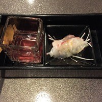 アラゴスタ - 先付けのワインビネガーのゼリーと真鯛のオリーブオイル