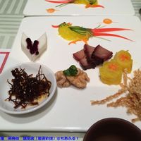涵梅舫 銀座店 - 藝術彩拼 宮廷風前菜の盛り合わせ
                （龍須牛肉、芝麻藕絲、蘭莓山葯、芥茉白菜、薄荷核桃、叉焼）