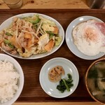 大衆食堂みゆき - 肉野菜炒め定食、ハムエッグ