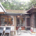 青田七六 - 中庭から母屋を望む